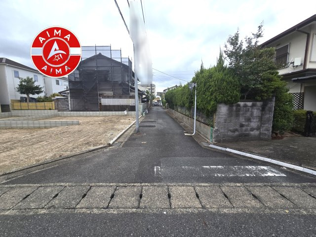 福岡市西区小戸3丁目第8-3棟（2号棟）の前面道路含む現地写真|前面道路は閑静な住宅地をはしる車通りの少ない道路。お車の出し入れが苦手なママや小さなお子様にも安心ですね。しっかり舗装もされているので、ベビーカーや自転車で通っても快適に通行できます。