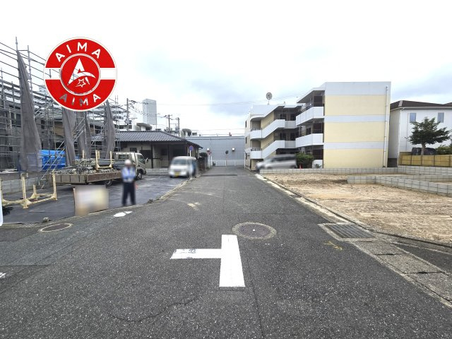 福岡市西区小戸3丁目第8-3棟（2号棟）の外観|前面道路含む現地の写真です。