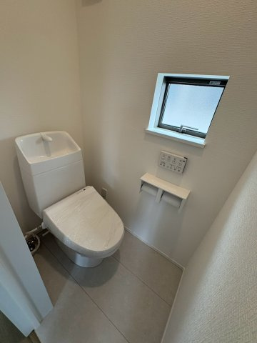 藤井寺市梅が園町の新築一戸建のトイレ|落ち着いた色調のトイレです