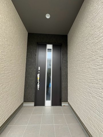 藤井寺市梅が園町の新築一戸建の玄関|スマートキー標準装備で、毎日の出入りが快適な玄関。荷物が多い日やお子様連れのお出かけにも便利です。明るく清潔感のある玄関から、家族の新しい暮らしが始まります。