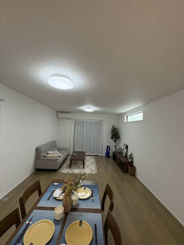 藤井寺市梅が園町の新築一戸建のダイニング|2階LDKに隣接したダイニングは、家族が自然と集まる心地よい空間。南向きの明るさを活かし、食事や会話を楽しめる、家族の笑顔が増える場所です。