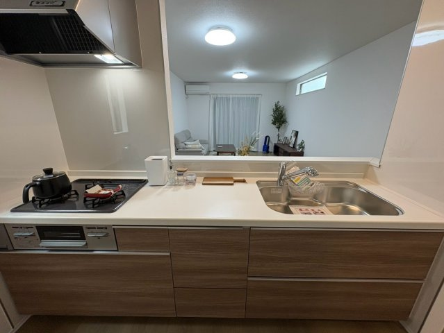 藤井寺市梅が園町の新築一戸建のキッチン|家族との会話を楽しみながら料理ができるキッチン。2階LDKならではの開放感があり、明るく心地よい空間で毎日の家事を楽しめます。使い勝手の良いキッチンで、家族の笑顔が増える暮らしを。