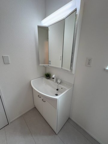 藤井寺市梅が園町の新築一戸建の独立洗面台|清潔感のある洗面台で、毎日の身支度も快適に。朝の忙しい時間帯にも使いやすく、家族みんなの身支度をサポートします。洗面まわりをすっきり整え、気持ちよく新生活を始められる空間です。