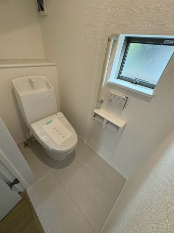 藤井寺市梅が園町の新築一戸建のトイレ|ゆったりとした空間のトイレです
