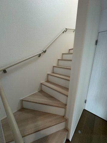 藤井寺市梅が園町の新築一戸建のその他|明るく開放的な階段スペース。2階LDKへとつながる動線もスムーズで、家族が自然と顔を合わせられる住まいです。毎日の上り下りも快適に、家族の暮らしをサポートします。
