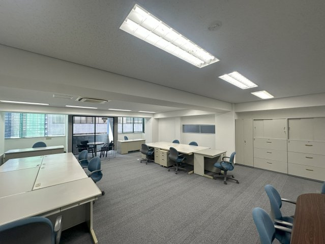 タツト・建設ビルの洋室