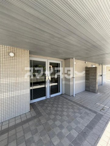 青梅市本町の賃貸マンションのエントランス