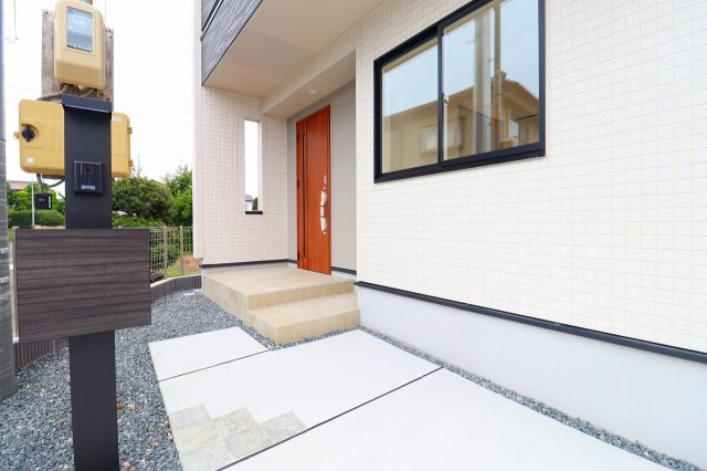 新築戸建・新築建売　福島市笹谷南一本松　笹谷小・信陵中の玄関|モニター付きインターホンで訪問者を確認できるので、防犯対策やプライバシー保護など安心です！
