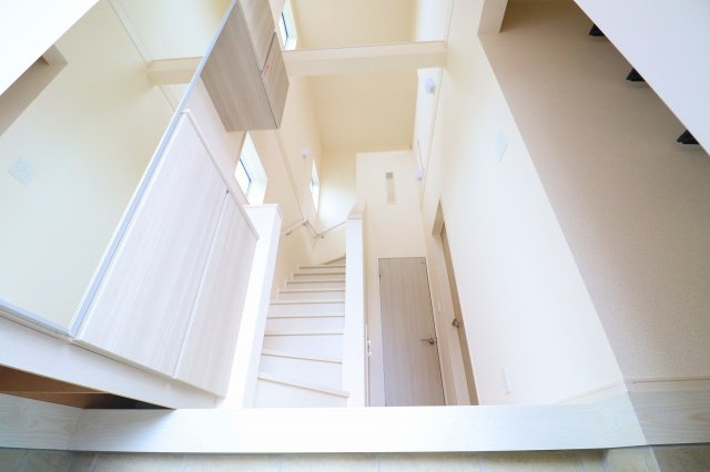 新築戸建・新築建売　福島市笹谷南一本松　笹谷小・信陵中の玄関|玄関上部は吹抜になっており開放的で明るい空間！収納力のあるシューズボックスや土間収納付きです！