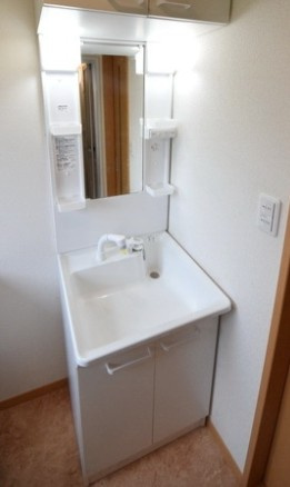 新大成コーポの独立洗面台|※別号室参考写真です