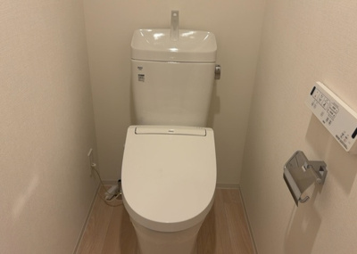 【トイレ】 | コンフォルシア相模原デュアル | トイレは大きさや形、機能、抗菌性などが異なる多種多彩なタイプが各メーカーから出ています。それぞれに良さがあるため、事前にどういったタイプのトイレがいいのかをご家庭内で決めて、内見に行くといいでしょう。