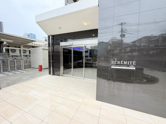 セレニテ西元町アリエのエントランス
