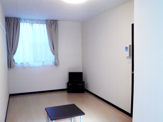 ダークブラウンと白を基調とした室内