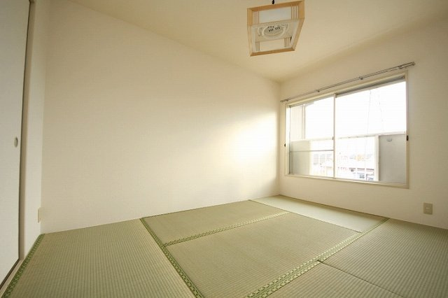 アーバン高原Aの和室|ゆったりとくつろげる和室です