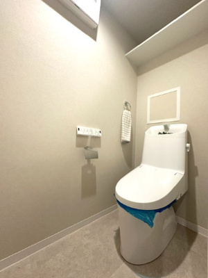 【トイレ】 | ディークラディア豊中少路プレビシオンコート | 温水洗浄便座付のトイレで、冬の寒い時期でも快適！棚付きで、予備のペーパー類も問題なく収納できます。