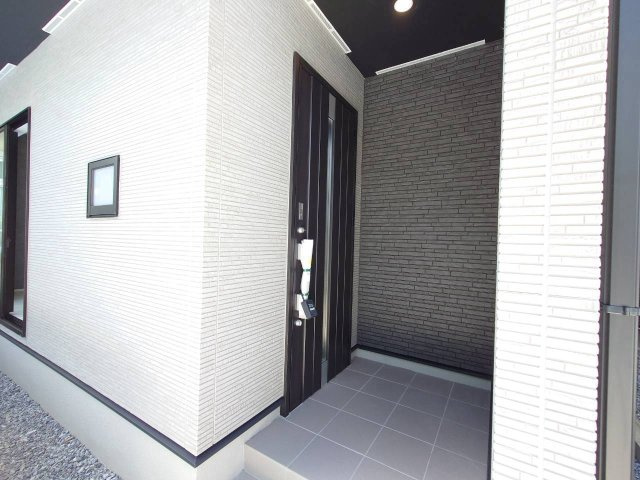 ★★沖縄市松本3期－1号棟（全2棟）の玄関|落ち着いた玄関です