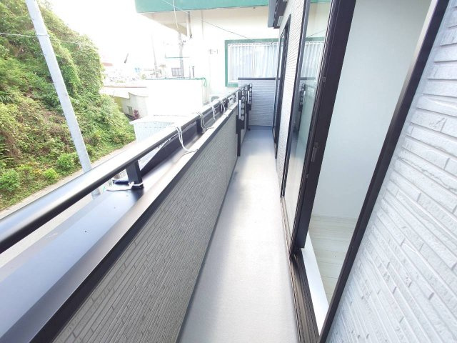★★沖縄市松本3期－1号棟（全2棟）のバルコニー|暖かな日差しのふりそそぐバルコニー