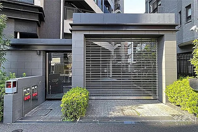 プラウド文京千駄木のエントランス|プラウド文京千駄木：オートロック＆宅配ボックス付きマンションです！