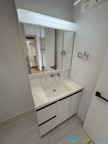 藤沢市辻堂6丁目　新築戸建　全3棟2号棟の独立洗面台|独立洗面台、小物を置くことができて便利です