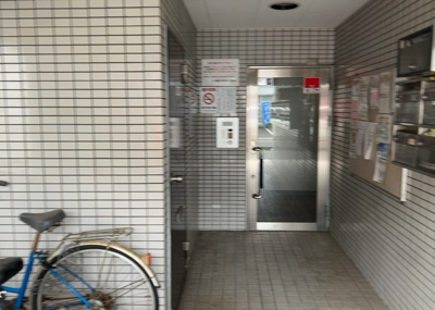 【ロビー】 | クリオ相模大野壱番館 | ロビーというと、エントランスと何がちがうの？と思いますよね。実はロビーとエントランスには明確な決まりはありません。物件によっては、エントランスを入って広がるある程度の広さのある空間がロビーとなります。