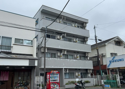 【現況写真】 | クリオ相模大野壱番館 | 道幅が広い場所は日当たりや風通が良好です。幅が広いのですれ違いも可能ですし大きな車でも駐車可能！一方で、大型車が通ることも多くなるため交通量の増加により騒音に繋がります。また土地の値段が高くなります。