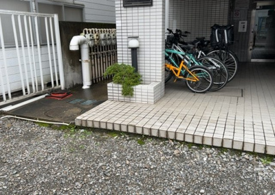 【駐車場】 | クリオ相模大野壱番館 | 車一台あたりに必要なスペースは、標準サイズの普通自動車で横幅2m50cm、長さ5mは必要になります。ただし、乗降のことも考慮して横幅3m30cm、長さ5m50cmほどは確保できるところを選びましょう。