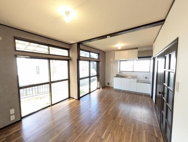 柏戸建の内装|こちらのリビングで趣味の時間をお楽しみください