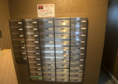 【設備】 | ユニハイム本厚木 | 集合郵便受けはエントランス近くの共用部に設置されています。整然と並んだポストは管理状態が良く、毎日の郵便物の確認もスムーズに行えます。防犯面や管理体制の良さが伺える共用設備の一つです。