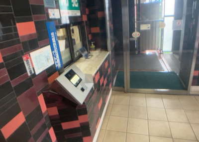 【受付】 | ユニハイム本厚木 | エントランス付近には管理員室・受付スペースが用意されています。日勤管理体制により、館内の清掃や共用部のチェックが定期的に行われており、住民の皆様が安心して過ごせる管理状態が保たれています。