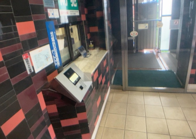 【受付】 | ユニハイム本厚木 | エントランス付近には管理員室・受付スペースが用意されています。日勤管理体制により、館内の清掃や共用部のチェックが定期的に行われており、住民の皆様が安心して過ごせる管理状態が保たれています。