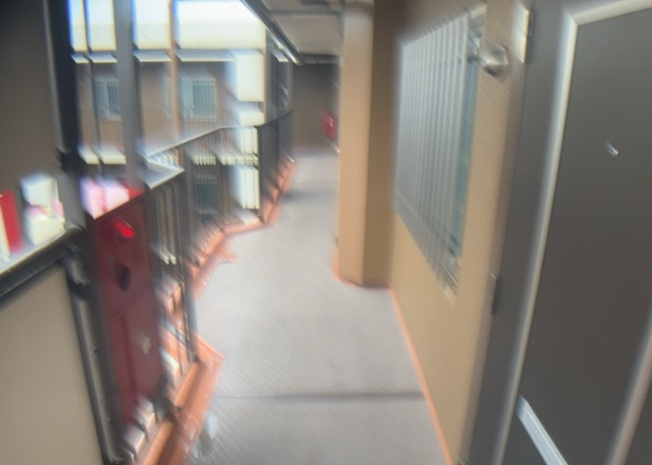 【その他共用部分】 | ユニハイム本厚木 | 館内にはエレベーターが完備されており、最上階の8階までスムーズに移動することが可能です。毎日の荷物の持ち運びや階段の上り下りの負担を軽減し、快適なマンションライフをサポートいたします。