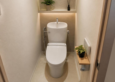 【トイレ】 | ユニハイム本厚木 | 清潔で快適な温水洗浄便座付きのトイレです。節水型トイレを採用しており、日々の水道代の節約にも貢献します。バス・トイレ別の独立した配置となっており、衛生面でも安心してご利用いただけます。