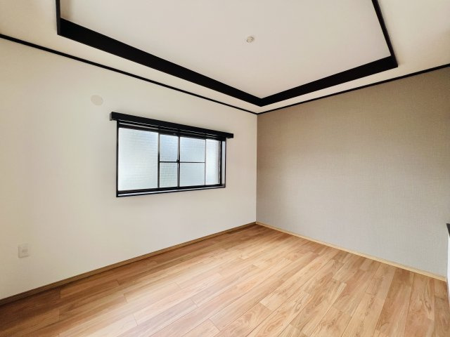 前橋市青柳町の洋室|バルコニーへも行き来できる洋室◎