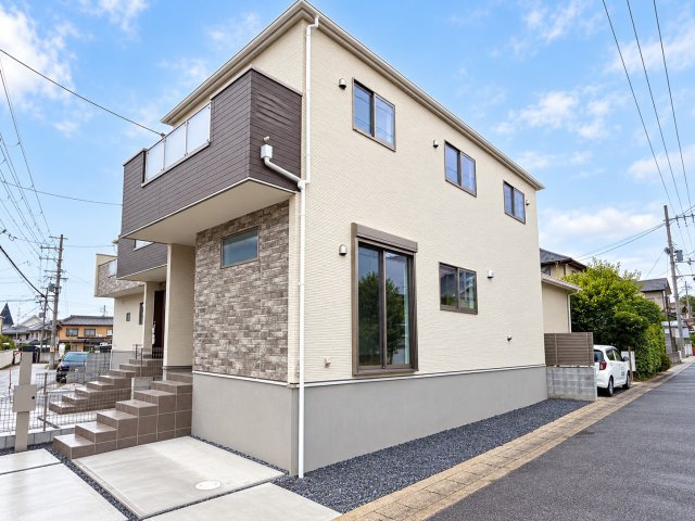 戸建 宇治市大久保町上ノ山の外観|ホワイトを基調に、ダークカラーのバルコニーと石調アクセントを組み合わせたスタイリッシュな外観。シンプルながら存在感があり、飽きのこない落ち着いたデザインです。