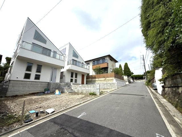 2階リビング　吹抜　勾配天井（秋田杉使用）