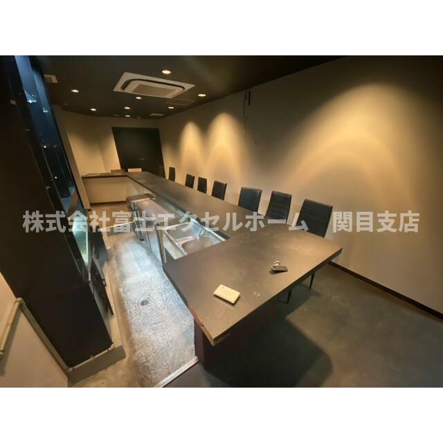 大東市・外環状線レジャービル２階の内装