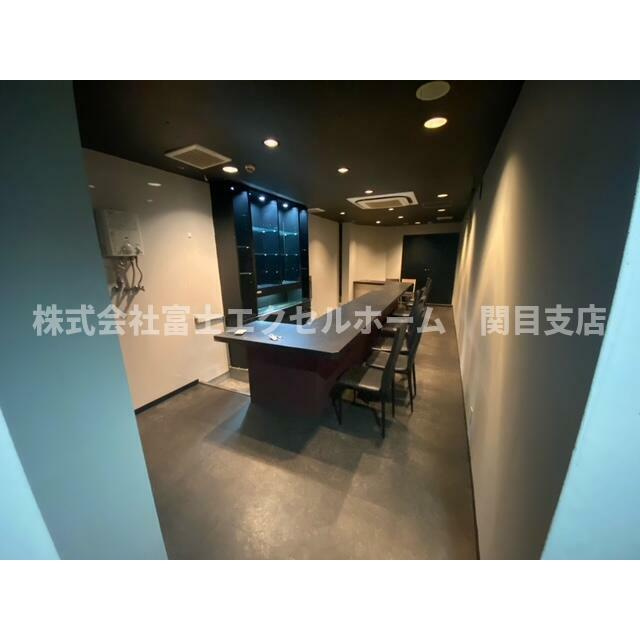 大東市・外環状線レジャービル２階の内装