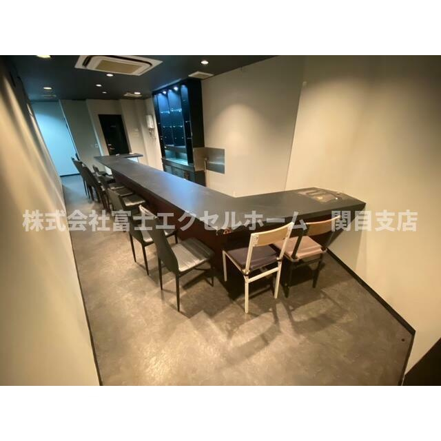 大東市・外環状線レジャービル２階の内装