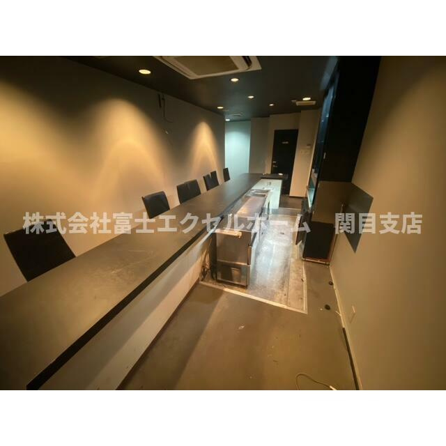 大東市・外環状線レジャービル２階の内装
