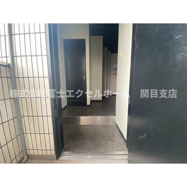 大東市・外環状線レジャービル２階の玄関