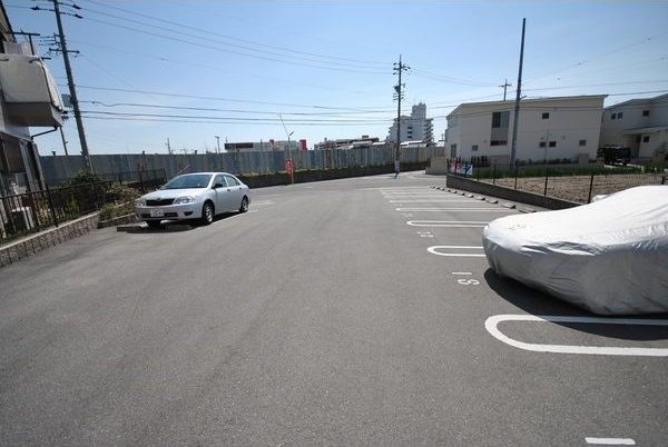 リヴィエール新の駐車場