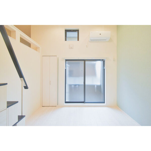 京都市伏見区淀下津町のアパートの居間・リビング