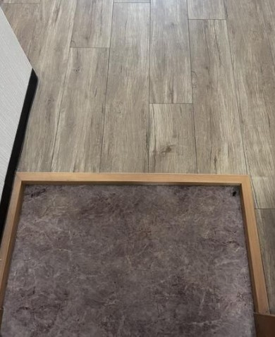 鈴木ビルの玄関