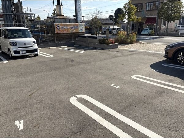 Elegrantiaの駐車場