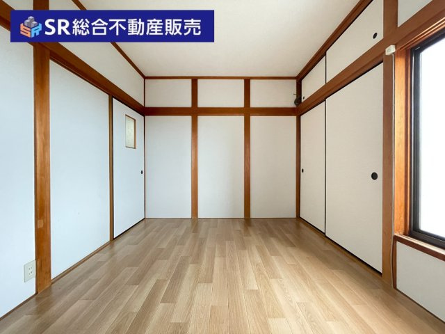 上四条町中古戸建の寝室|3F　6.0帖。バルコニーに面した明るい洋室です！