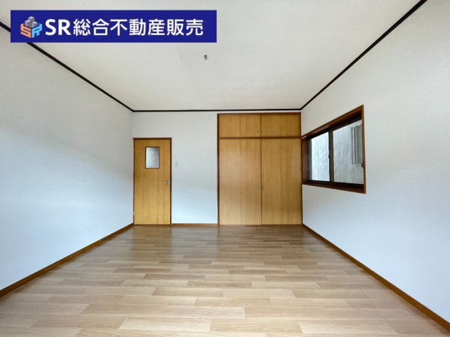 上四条町中古戸建の子供部屋|3F　8.0帖。広々とした洋室です！