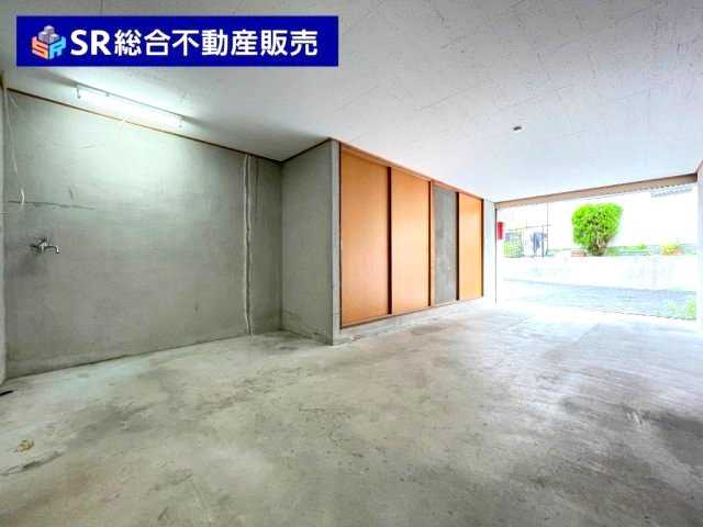 上四条町中古戸建の駐車場|お車をお持ちの方に必要な駐車場はシャッター付き車庫♪雨、風から大事なお車を守れます。バイク好きな方はガレージハウスとしても◎車庫と家を直接行き来できる便利な造りです！
