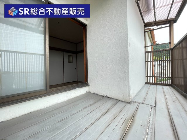 上四条町中古戸建のバルコニー|バルコニーは3面にあり、使い分けができ、陽当たり良好で洗濯物が乾きやすいです♪