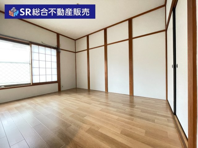 上四条町中古戸建の洋室|大きな窓から明るい光が入ってきます！