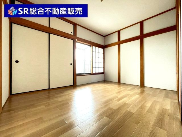 上四条町中古戸建の寝室|収納付きの便利な洋室です！